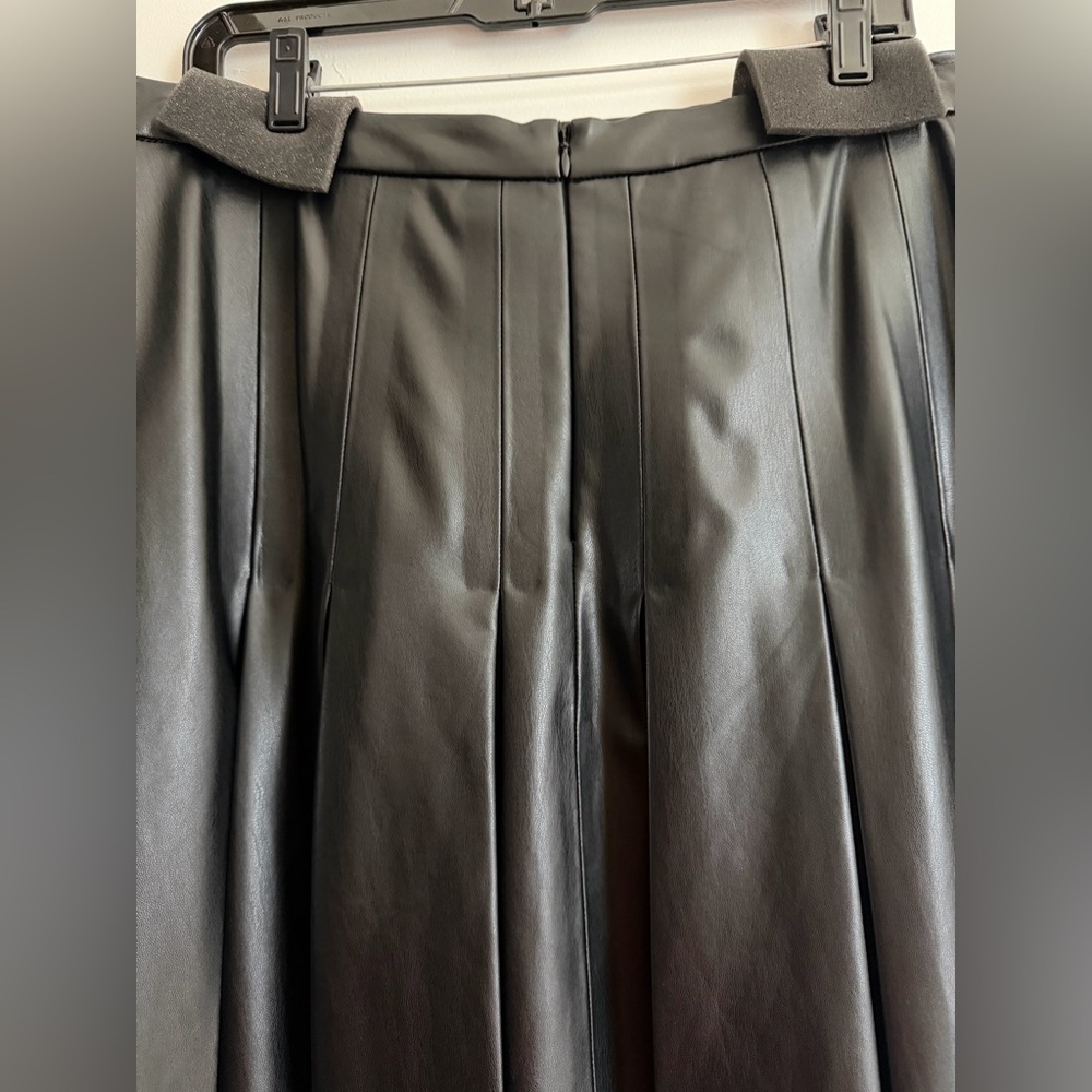 Veronica Beard
Herson Vegan Leather Pleated Midi Skirt
NWT
BLACK
SIZE 12 - Picture 5 of 9